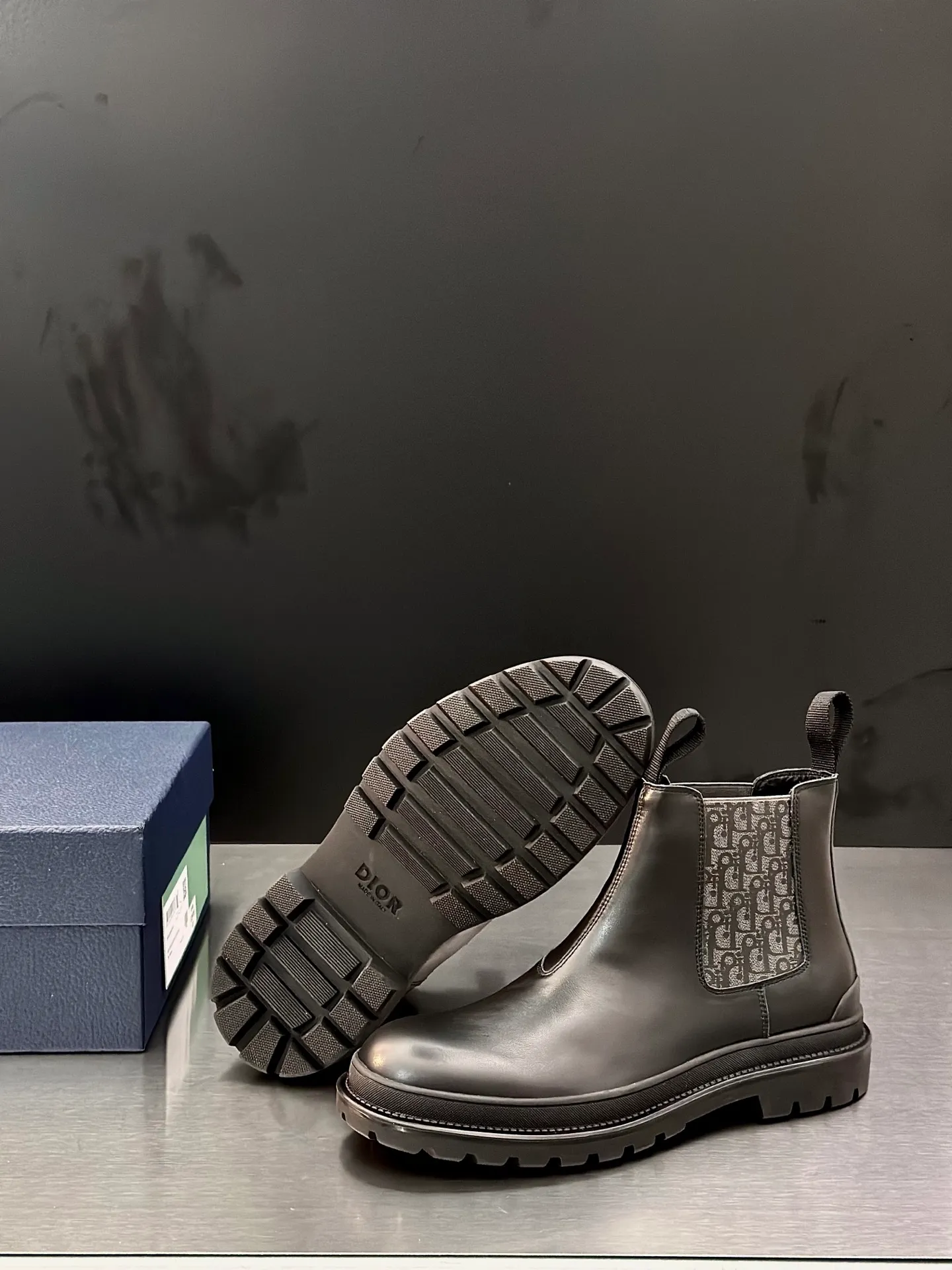 Men's shoes 💰920 Dior Dior high-top sneakers, top-quality goods produced in Dongguan, show version, leading counter trial style, Nappa cowhide material, light and breathable, soft and comfortable, easier to put on and take off, calfskin leather edging, distinctive sports style, genuine leather tongue Dior letter badge, showing the brand style, lightweight embossed pattern rubber sole, light and genuine leather feet, with original packaging Size: 39-40-41-42-43-44 (45, 46 customized) leather shoe size